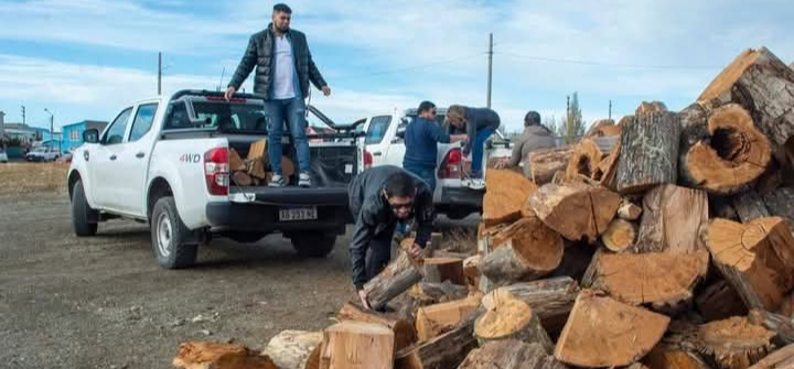El Gobierno provincial refuerza la asistencia a familias con la entrega anticipada de leña