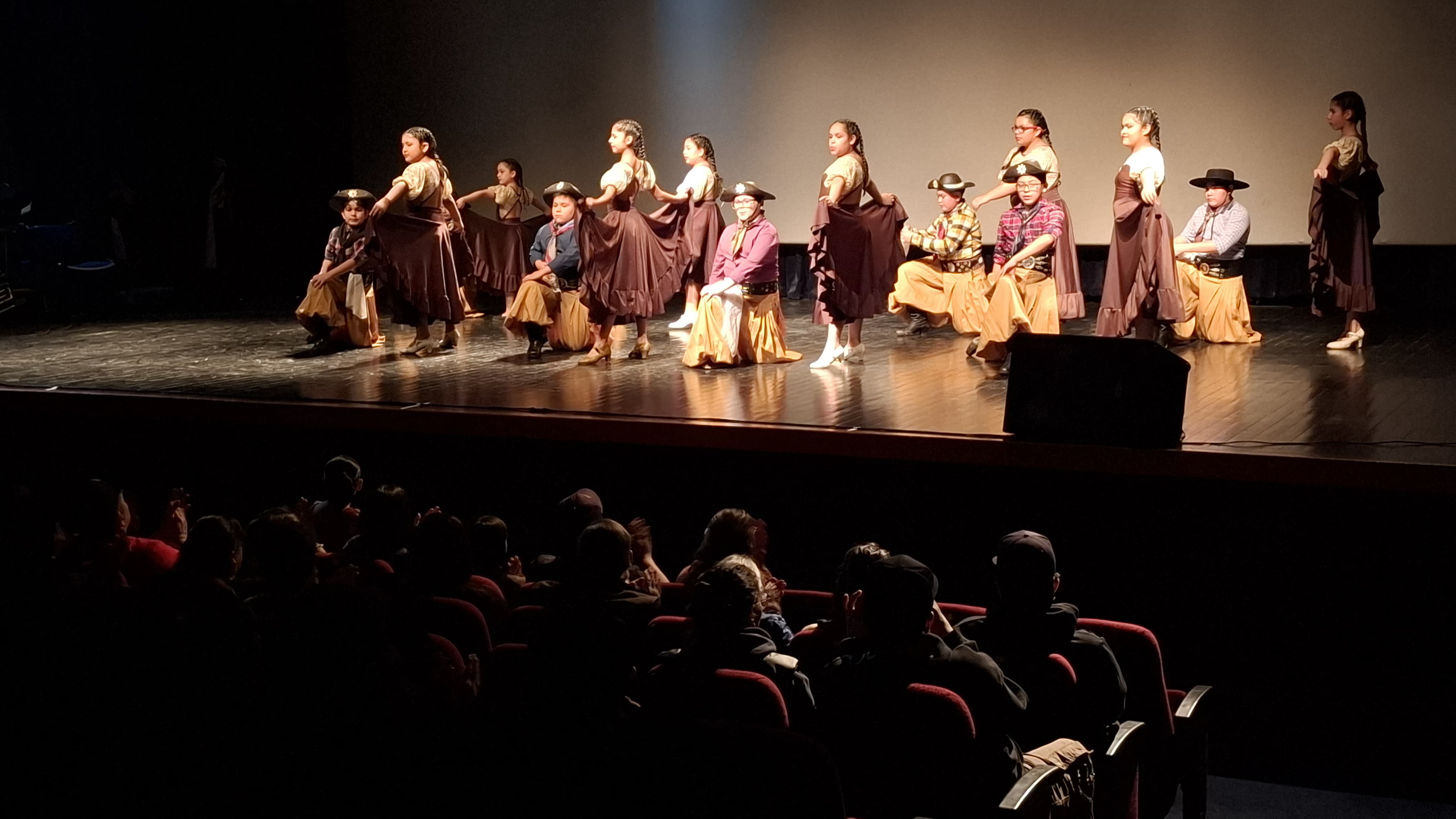 Delegación de Santa Cruz realizó muestra antes de participar de certamen