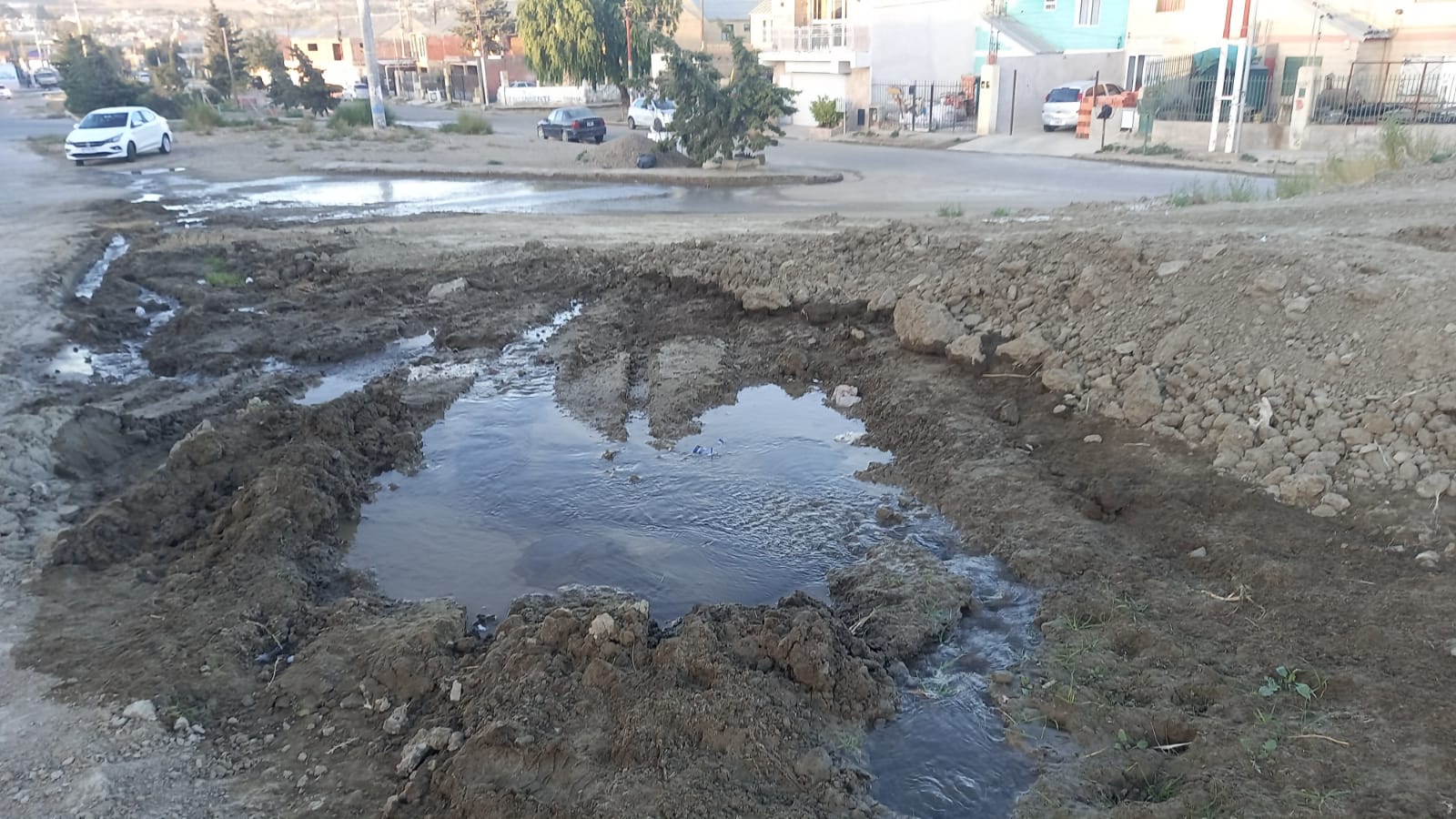 Persisten los derrames de agua en la vía pública