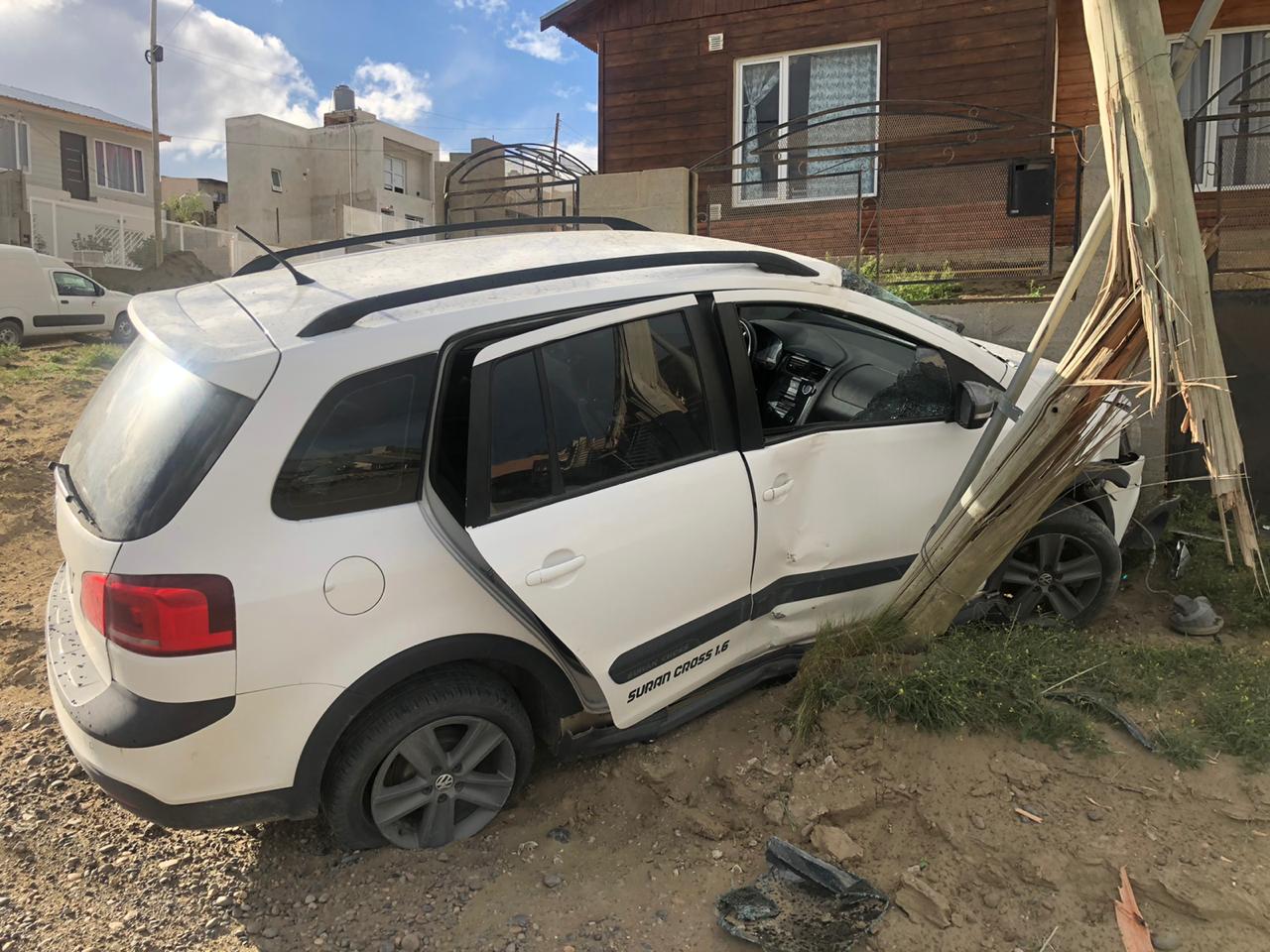 Accidente en el barrio Rotary 23: una mujer chocó un paredón y partió a la mitad una palma de luz 