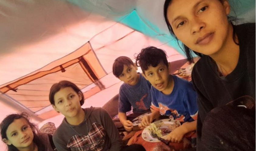 Censo 2022: Un matrimonio y sus cuatro hijos esperan al censista, viven en una carpa ubicada en un terreno en El Calafate