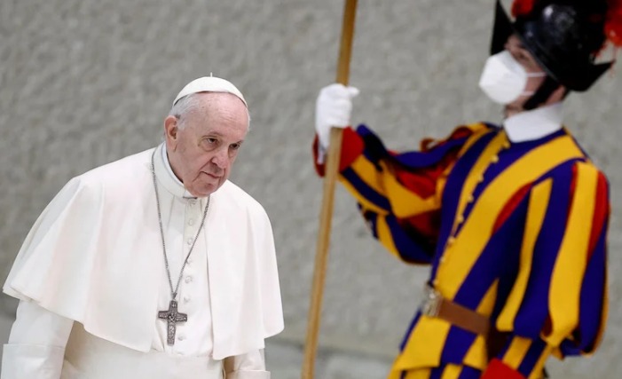 El papa Francisco fue por sorpresa a la embajada rusa en el Vaticano a tratar de mediar por la invasión a Ucrania