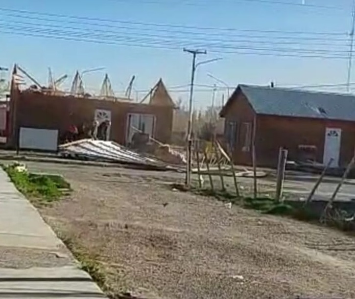 Personal de bomberos, defensa civil y policía debieron realizar intervenciones por fuertes ráfagas de viento