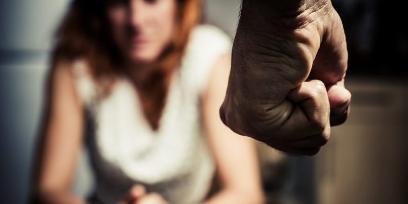 Le pegó a la novia y lo detuvo la policía: ella fue asistida en el hospital