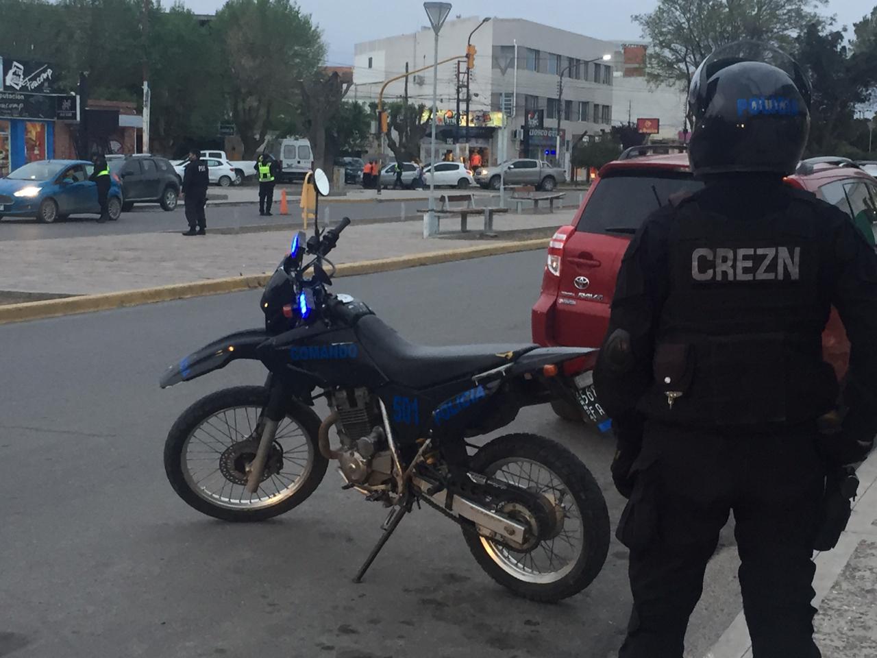 Se pusieron nerviosos y la policía descubrió que uno de ellos tenía marihuana en la campera