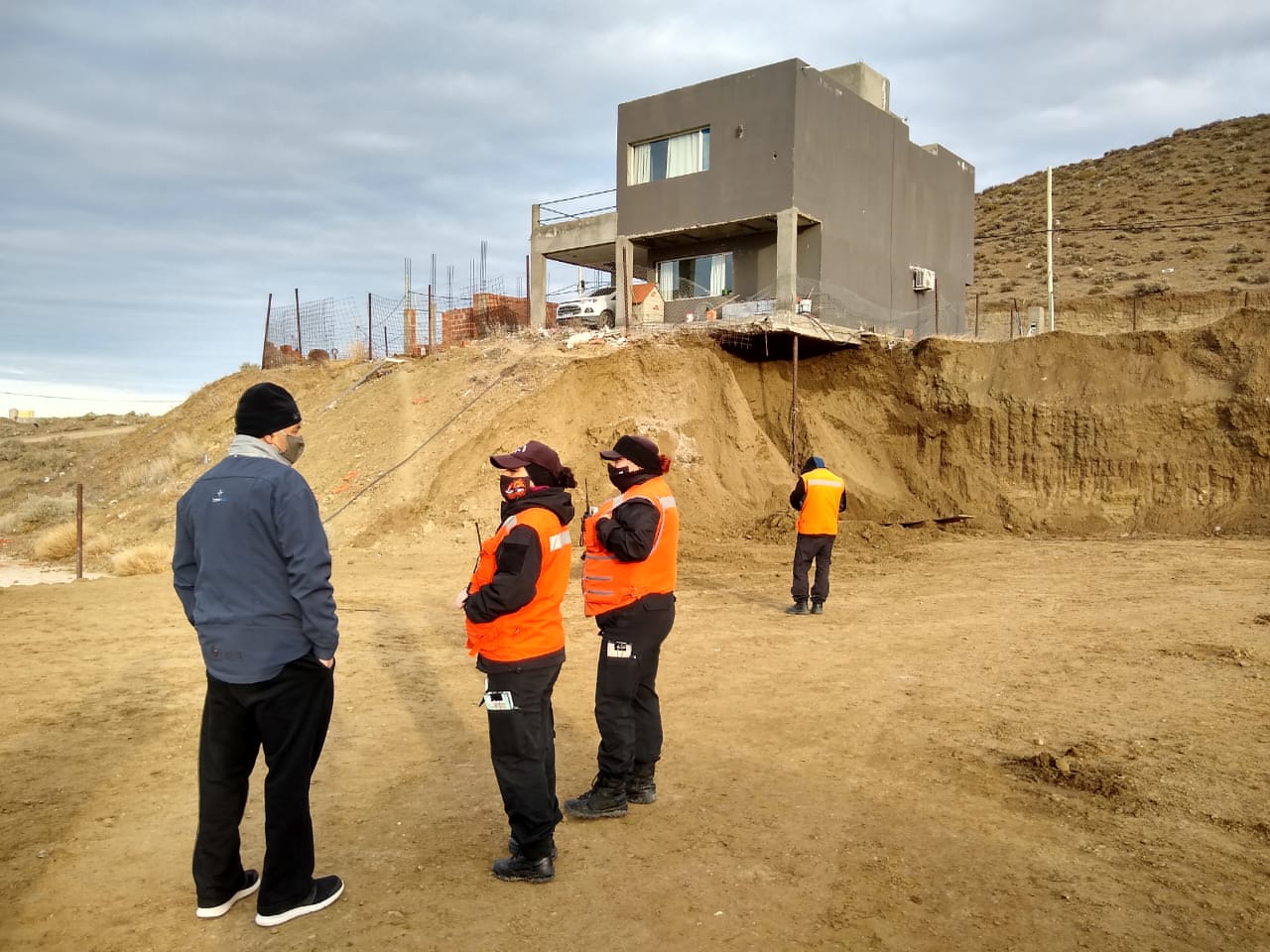 Irresponsable: Inició una obra sin permiso y casi derrumba una casa del Vista Hermosa