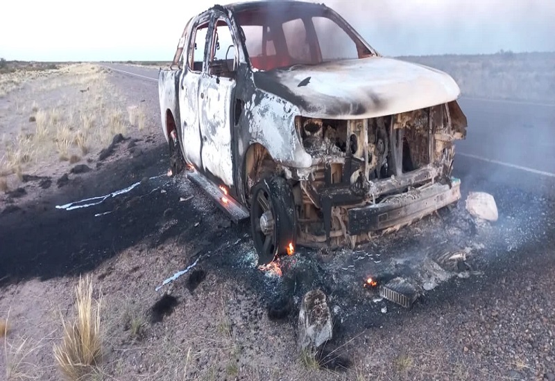 Una familia viajaba por Ruta N°3 y se le prendió fuego la camioneta cerca de Camarones