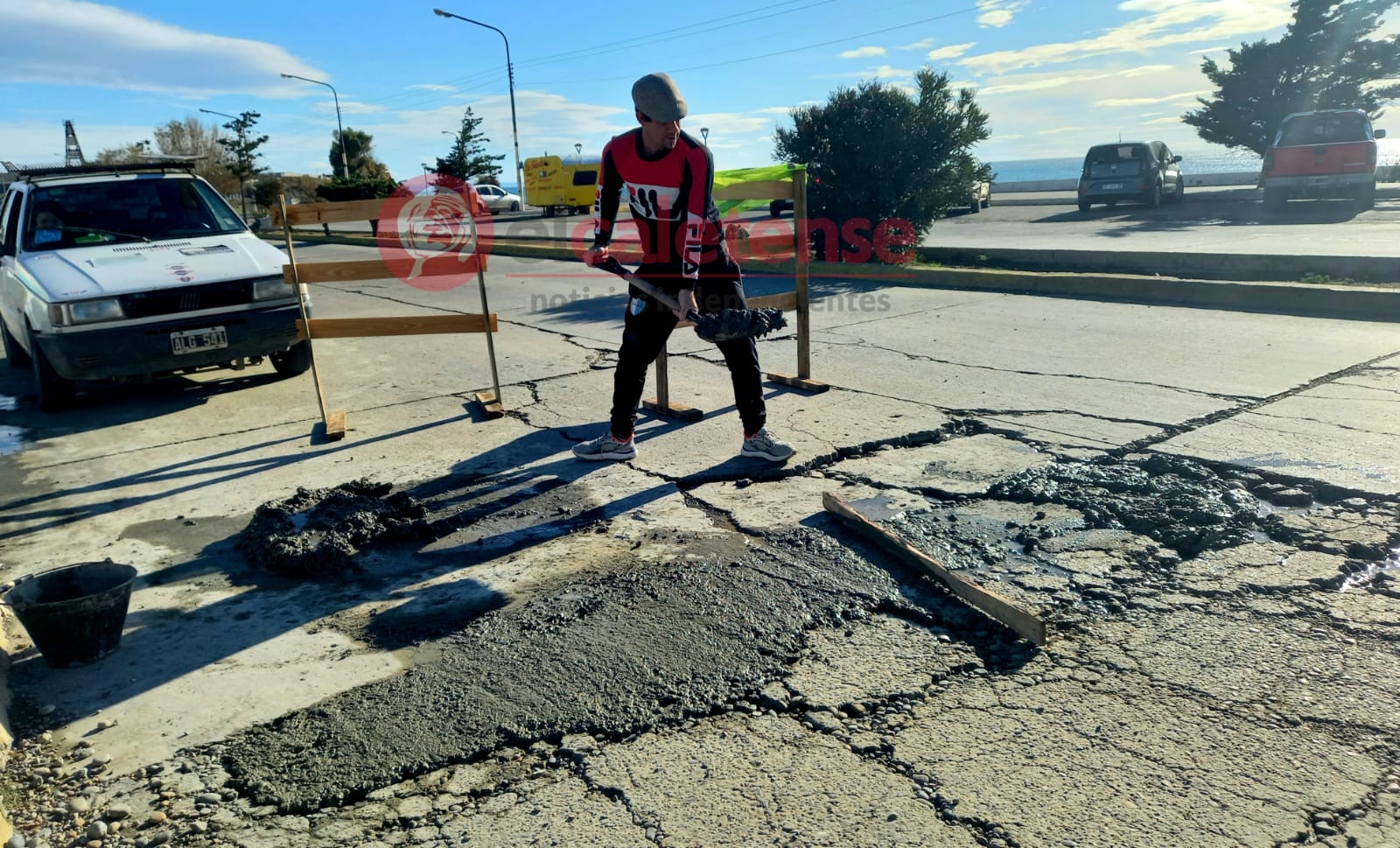 Federico Romero sigue con su campaña para tapar baches de forma voluntaria 