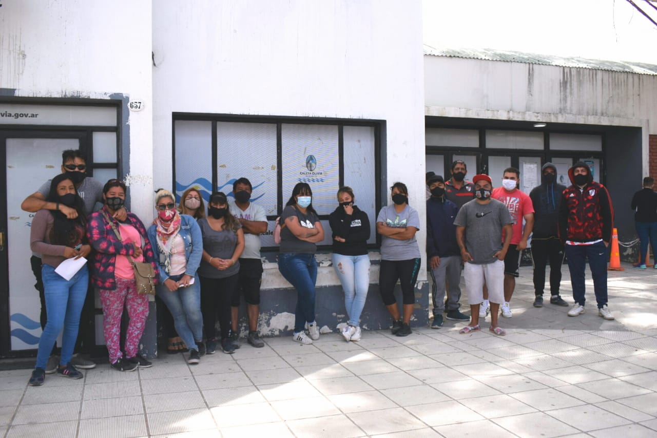 Ex contratados del municipio local exigen ser atendidos por el intendente