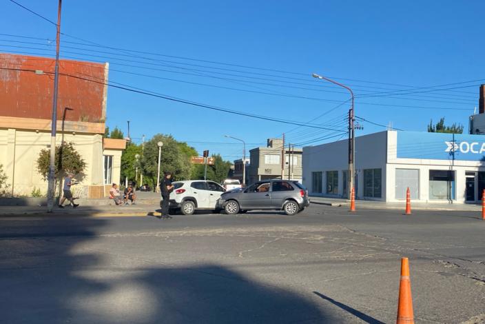 Caleta Olivia: fuerte colisión con graves golpes para los conductores 