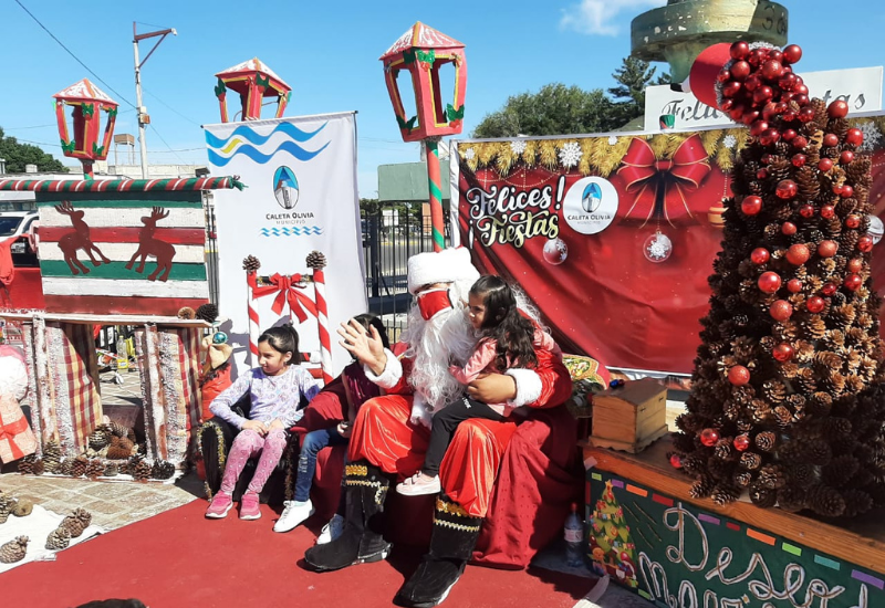 Desde el Polo Norte a Caleta Olivia: Papá Noel llegó a dar una  gran alegría a los niños y niñas de la ciudad