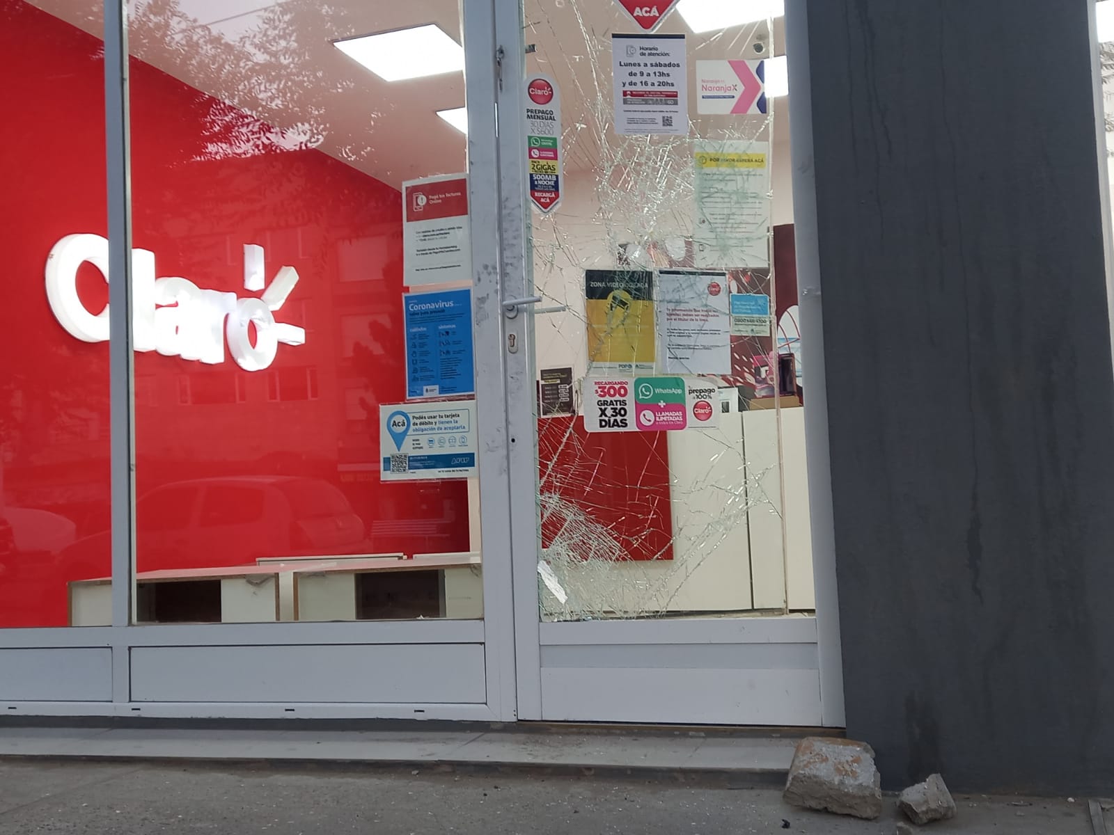 Robo y destrozos en una agencia telefónica ubicada en plano centro de la ciudad