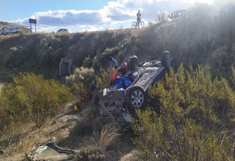 Accidente en Ruta 25: Una joven mordió banquina y volcó, sufrió lesiones graves y fue rescatada por los bomberos