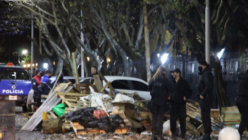 La policía arrestó a enfermeros que acampaban en casa de gobierno