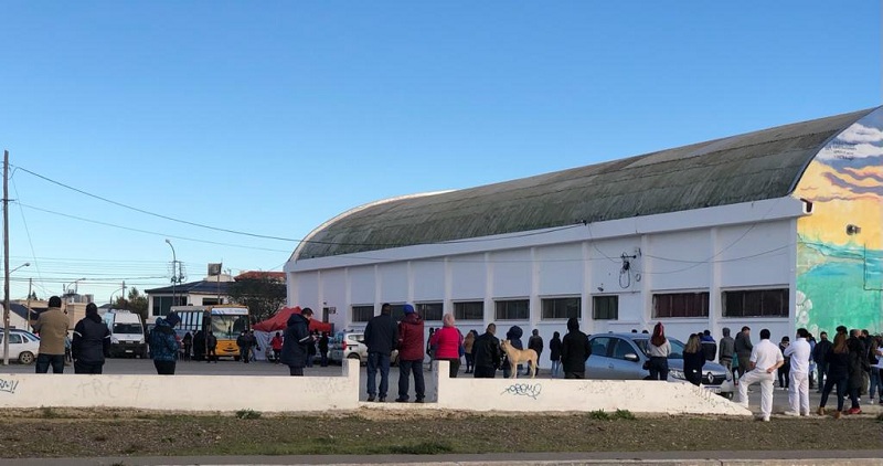Esperanza: largas colas para inmunizar a más de 500 empleados de comercio en Caleta Olivia