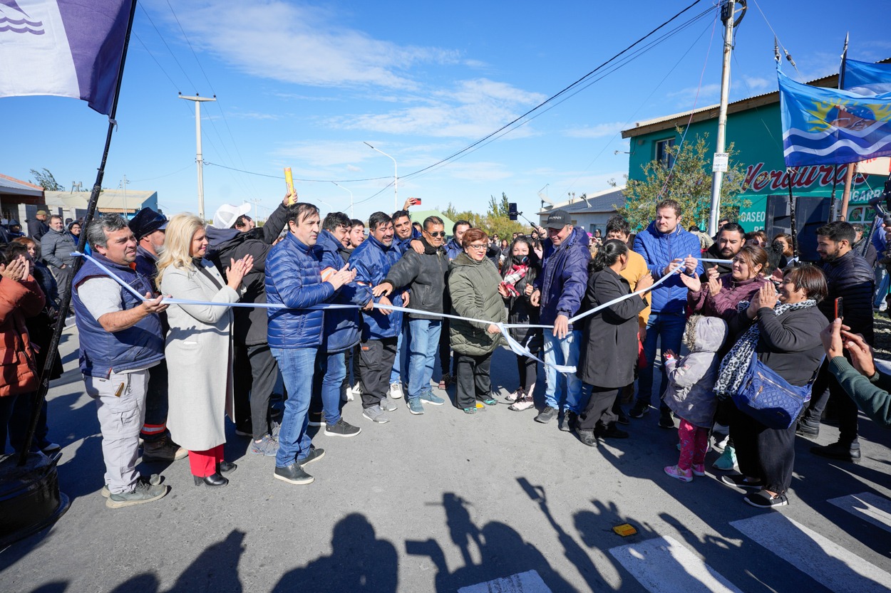 El Gobierno acompañó la inauguración del asfaltado en el barrio San Benito