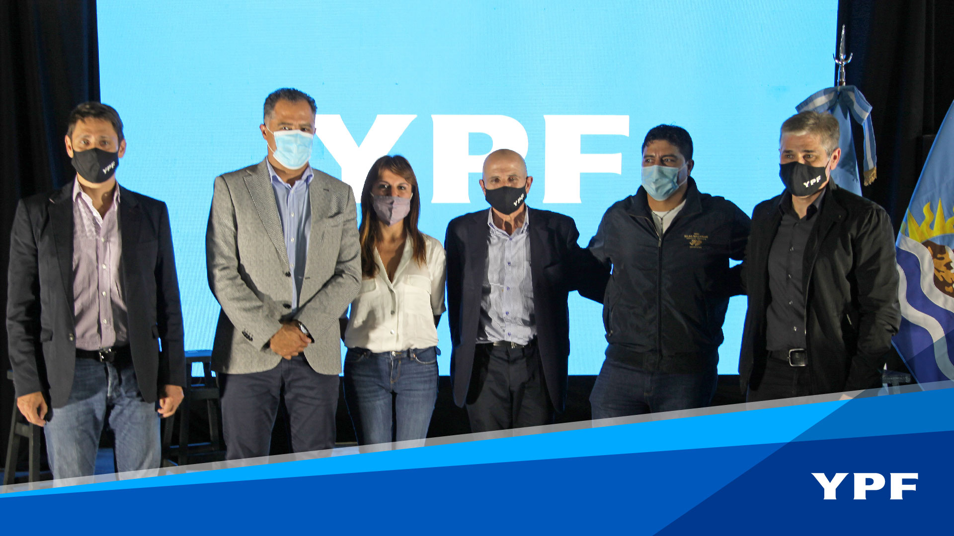 YPF anunció inversiones por 300 millones de dólares y 30 equipos de torre en Santa Cruz