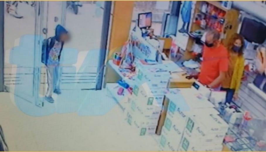 Entró a una librería a pedir un lápiz para ir al colegio y le regalaron una bolsa con útiles