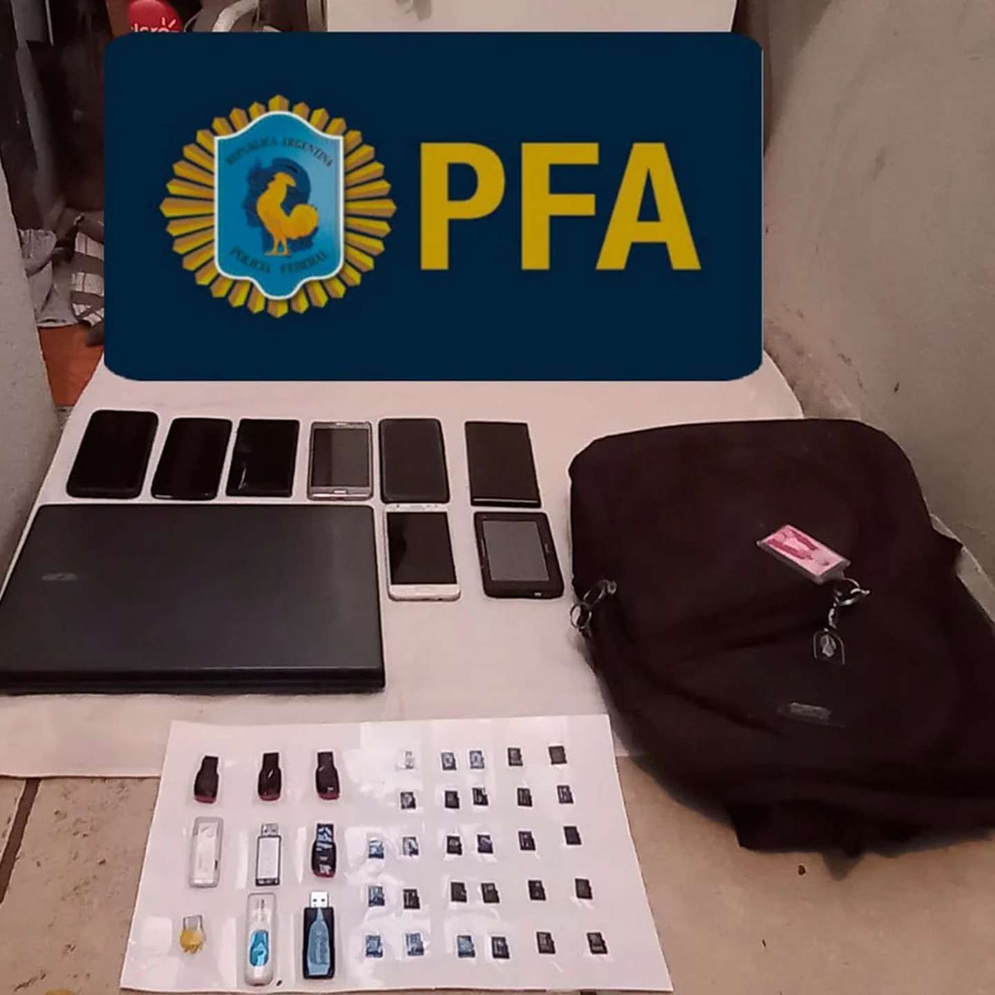 Acusó a una niña de robar un celular y la amenazó por audios de WhatsApp