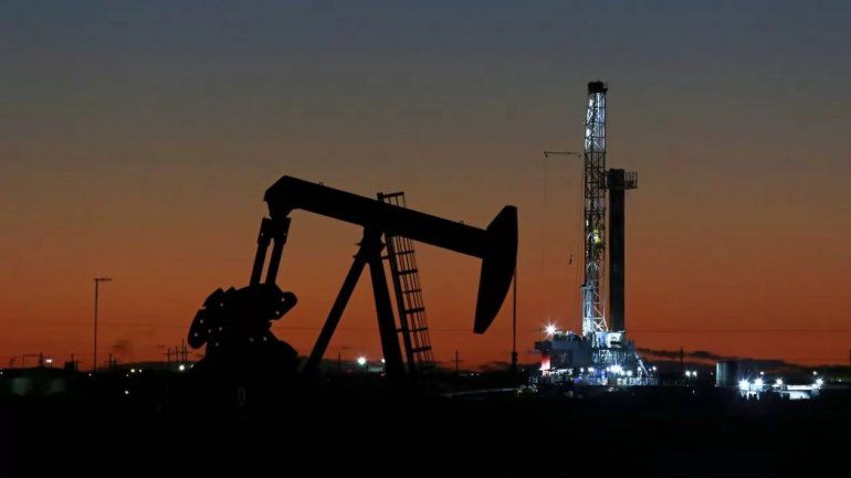 Cae el petróleo por temor a que la nueva cepa del coronavirus afecte la demanda mundial