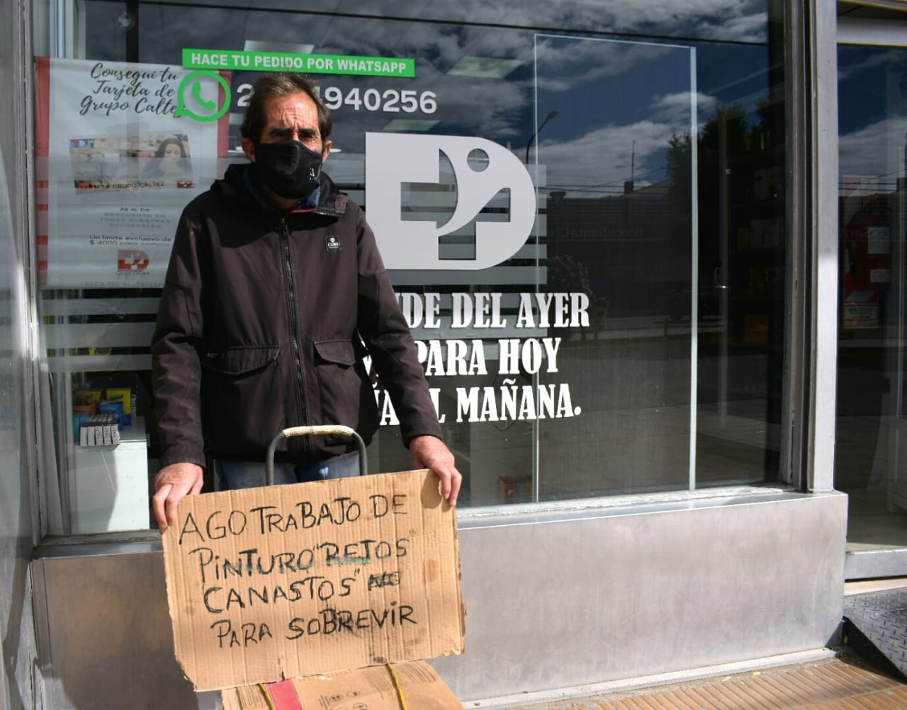 Jaime tiene 61 años y todas las mañanas va al centro con su cartel para buscar trabajos de pintura