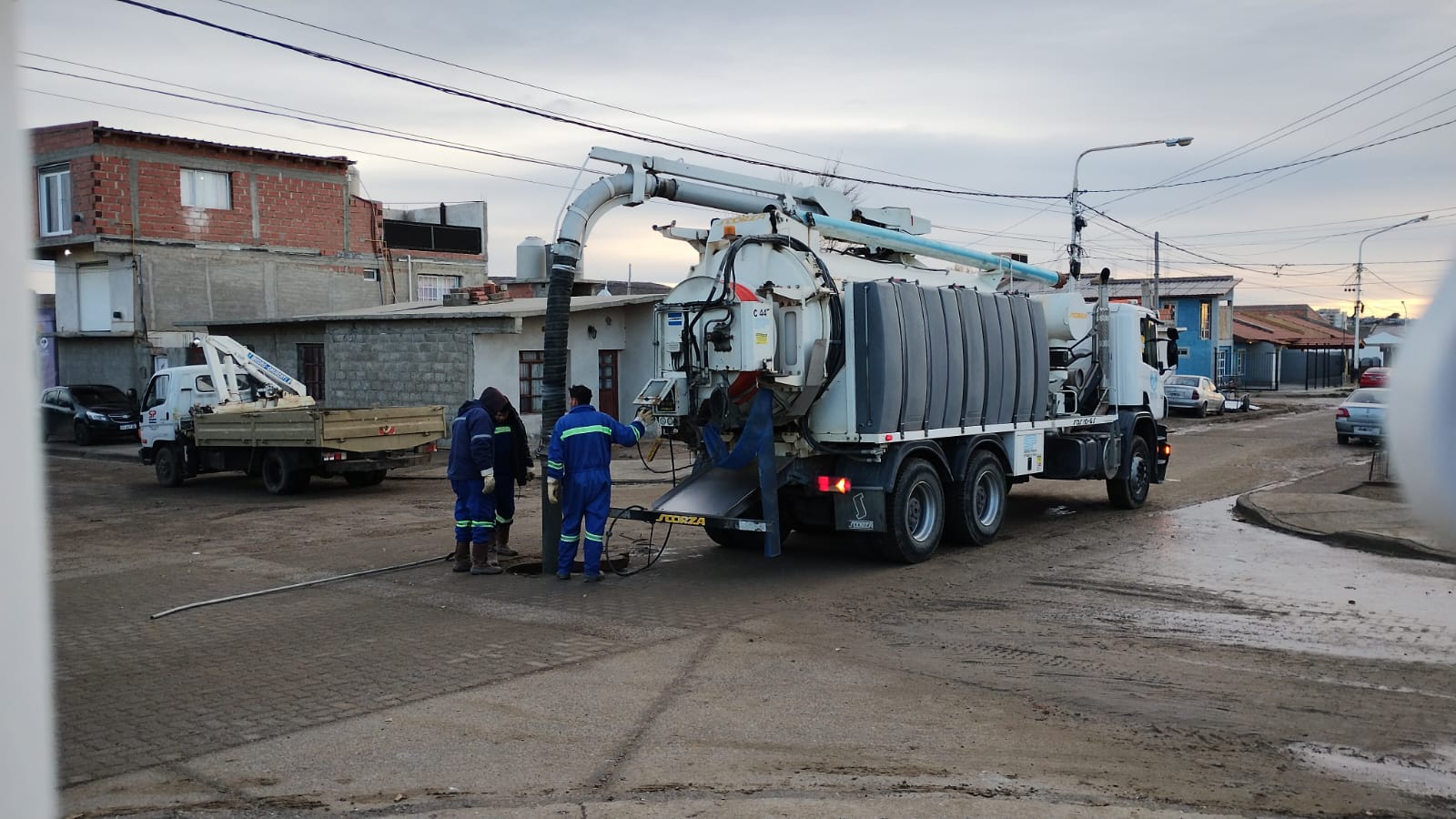 Barrio Koltum: vecina sufre inundación de aguas servidas