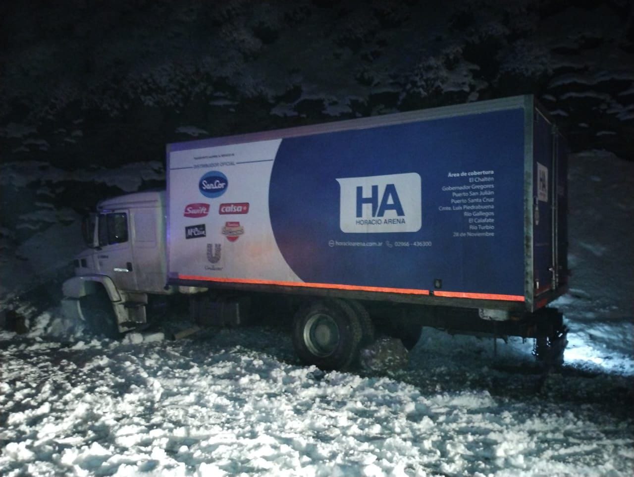 Despiste por nieve y escarcha de un camión en la zona de Primavera