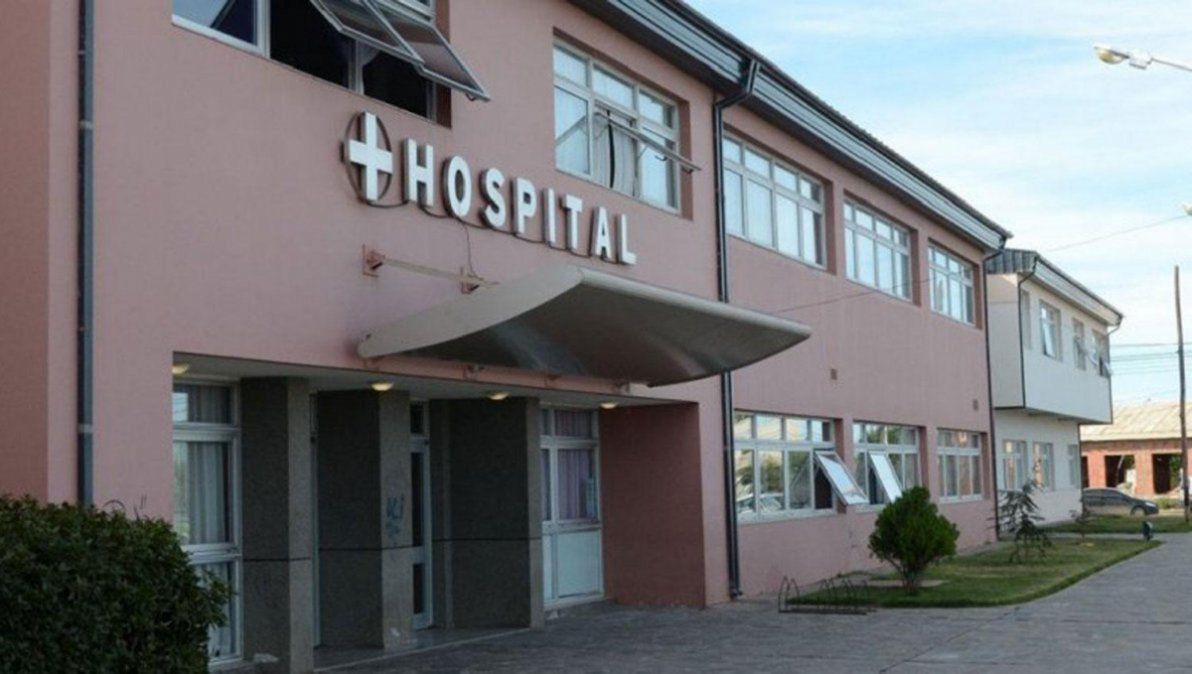 Vecina de Caleta pide que le dejen ver a su abuelo, internado en el hospital