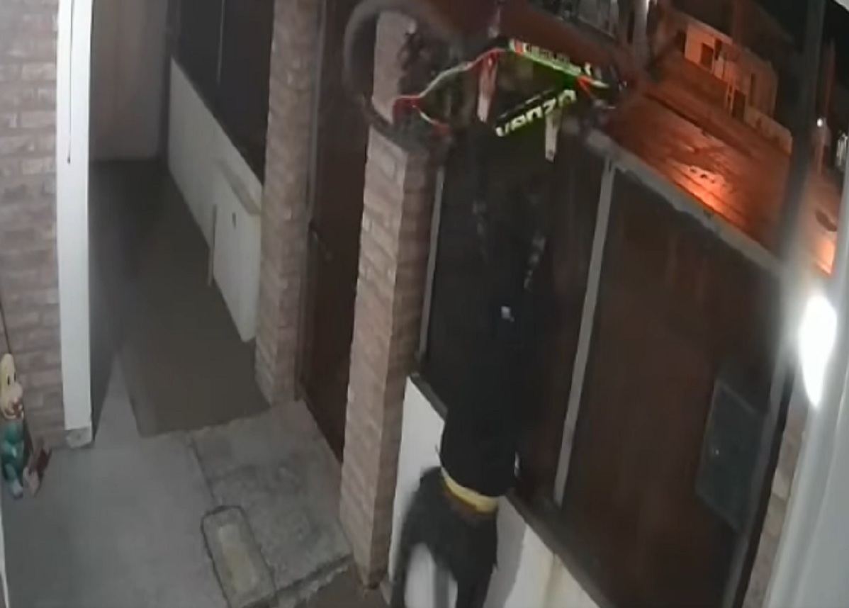 Ofrece 10 mil pesos de recompensa por la bicicleta que le robaron