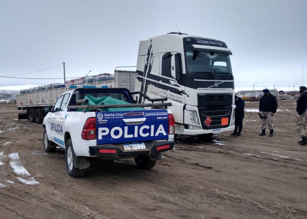 Los Perales: Policías interceptaron a otro camión que había ingresado desde Comodoro Rivadavia