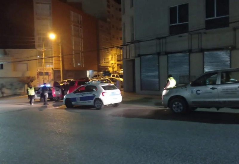 Un hombre borracho dañó y arrancó las patentes del auto de su ex pareja y un amigo