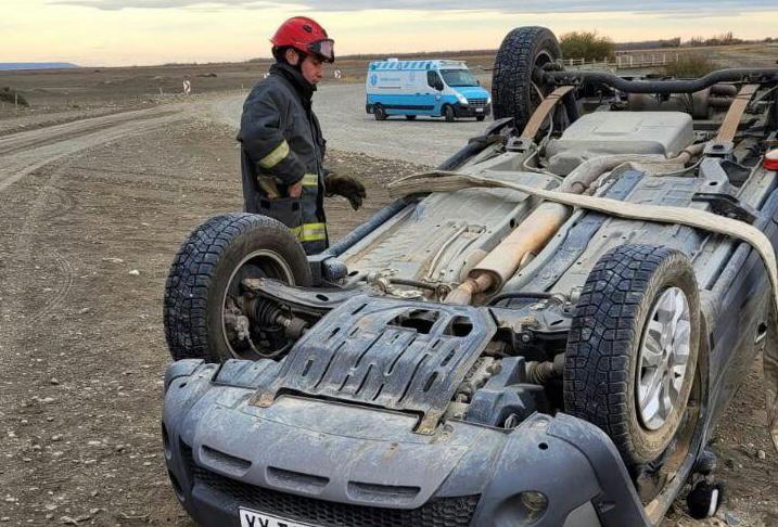 Rumbo a Piedra Buena: una pareja volcó en un Fiat Adventure por el mal estado del camino de tierra