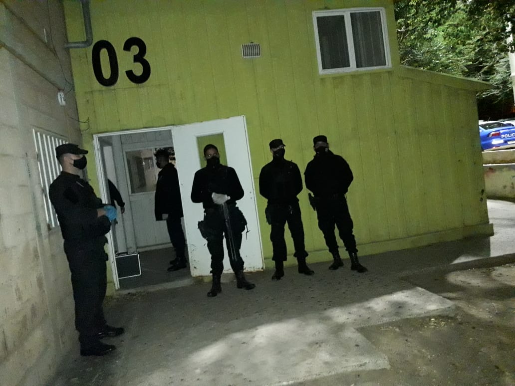 Bº Gregores: en un allanamiento por robo en la madrugada encontraron cocaina, marihuana y armas
