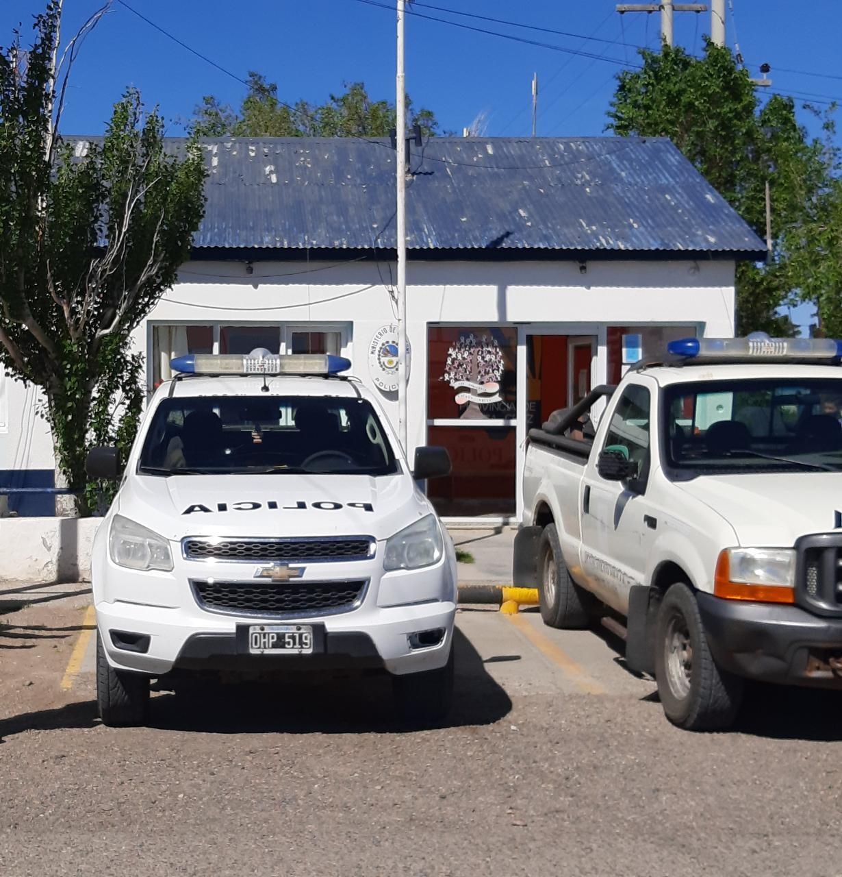 Como no tenía dinero le ofreció compartir su cena, y le pagó robándole el teléfono