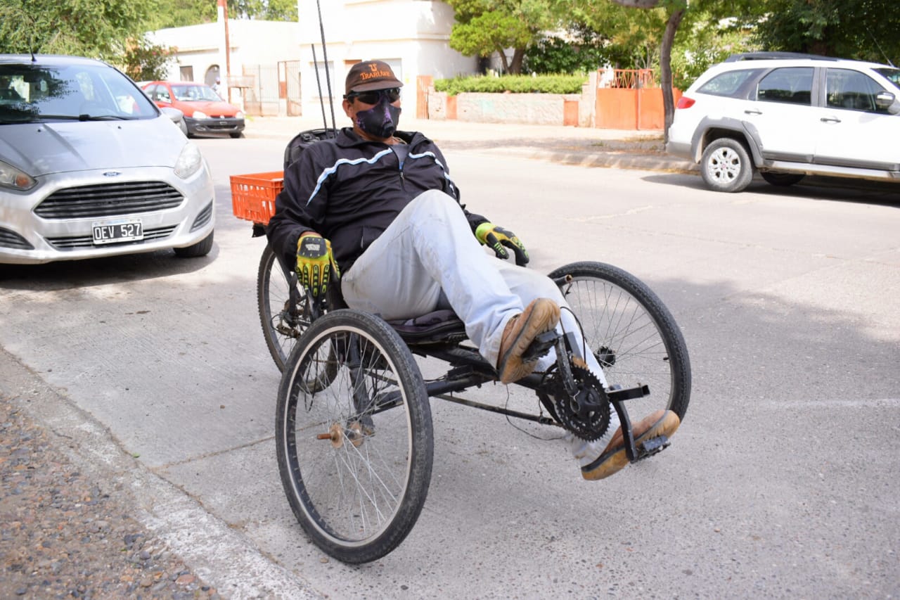 Un joven terminó hospitalizado tras chocar con su moto contra una Trafic en Caleta Olivia