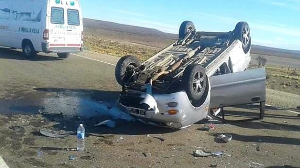  Chocó a un guanaco, a otro auto y volcó sobre la ruta, cerca de Tres Cerros