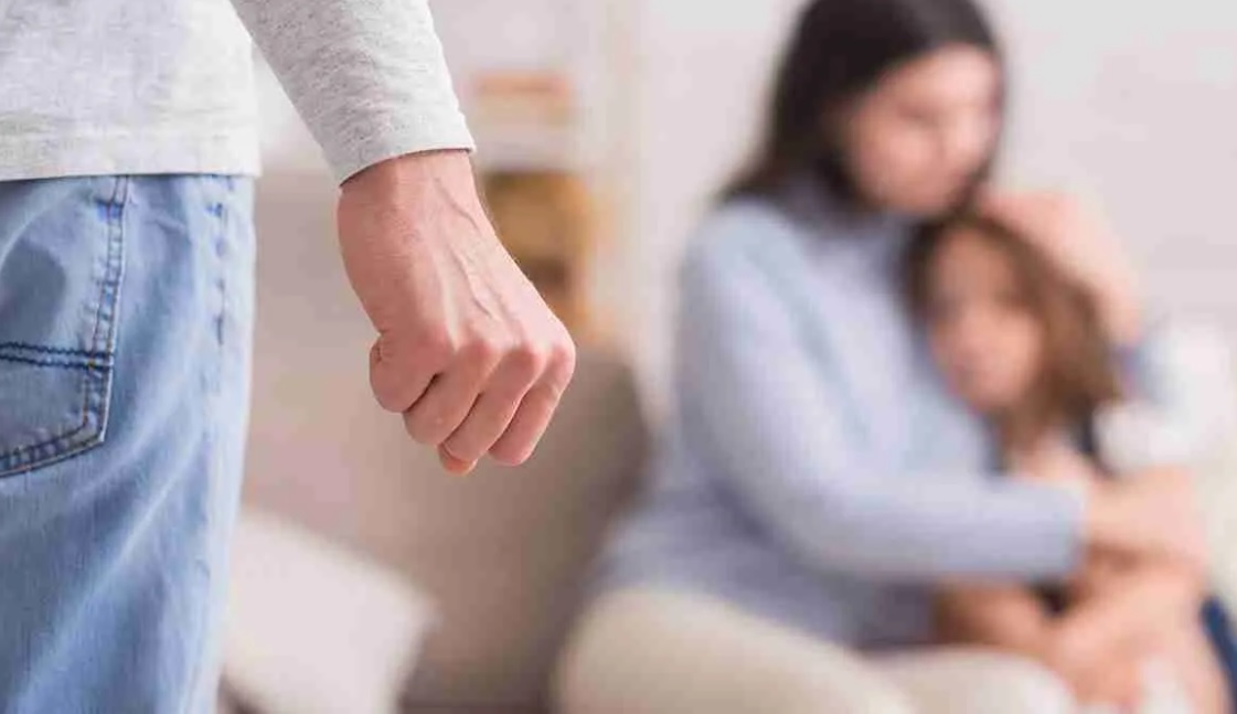 Fue dos veces en un día a la comisaría por su pareja violento, pero no lo denunció