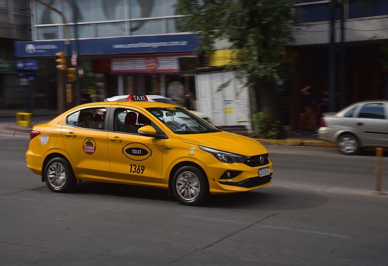 Iban en un taxi y les robaron: trasladaban tres millones de pesos