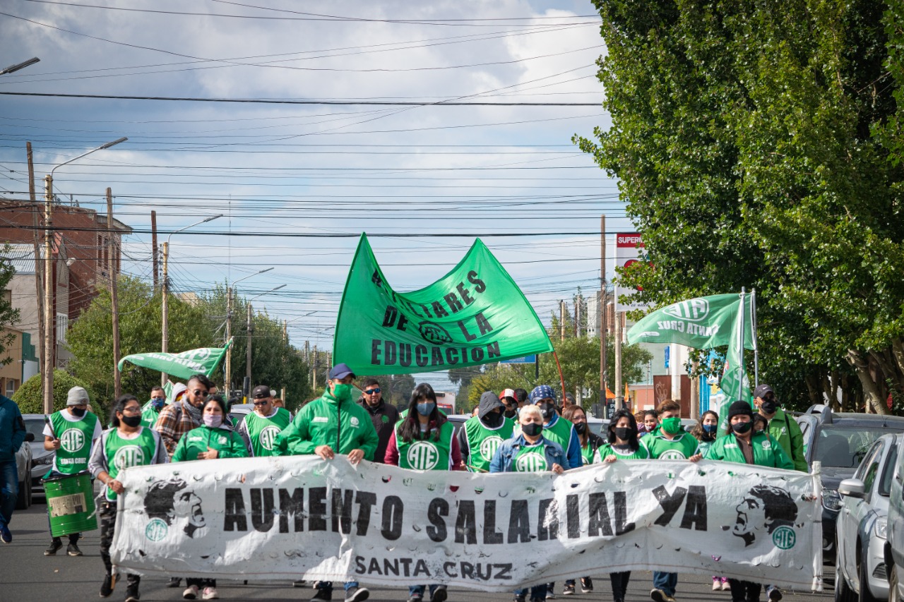 ATE se movilizó en toda Santa Cruz exigiendo un aumento acorde al costo de vida