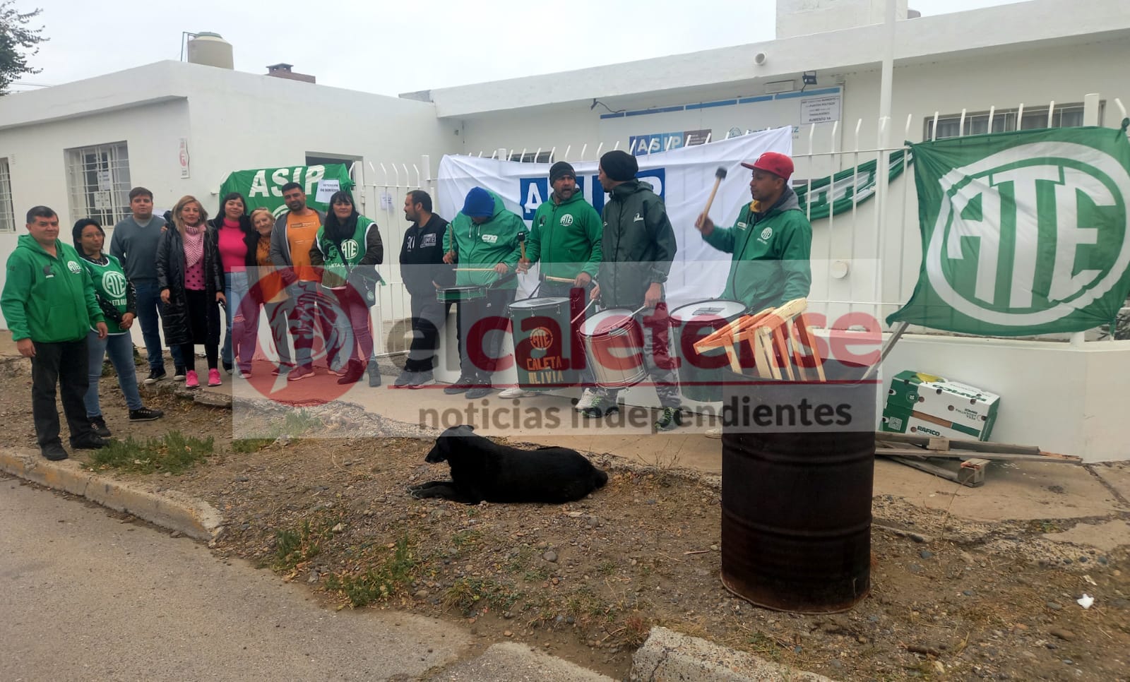 ASIP cerró sus puertas y encendió una fogata fuera del edificio en Caleta