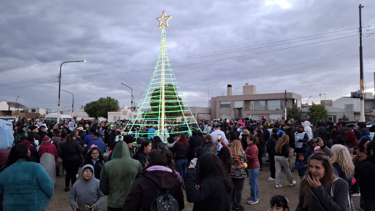 Caleta Olivia dio inicio a las celebraciones navideñas con el encendido del árbol en el paseo costero