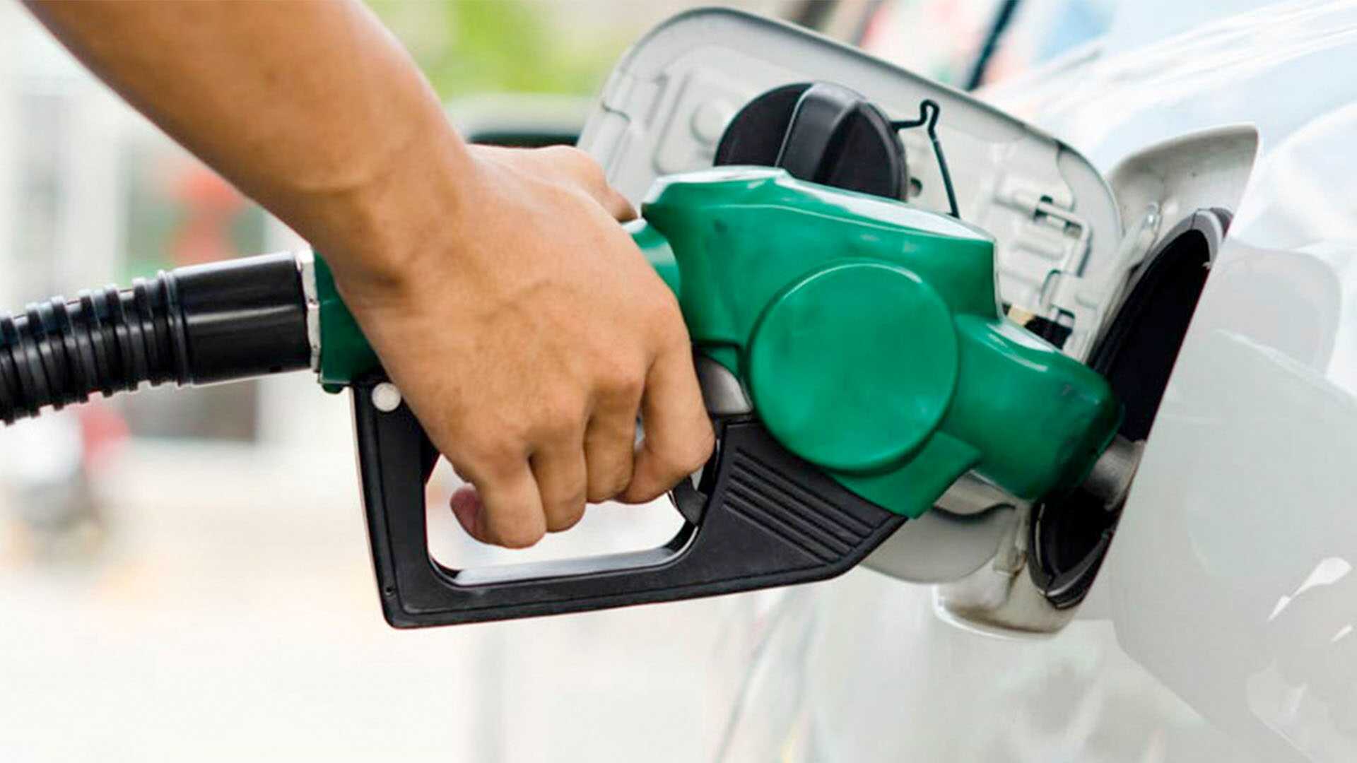 Tres amigos fueron a cargar nafta y luego se fueron sin pagar
