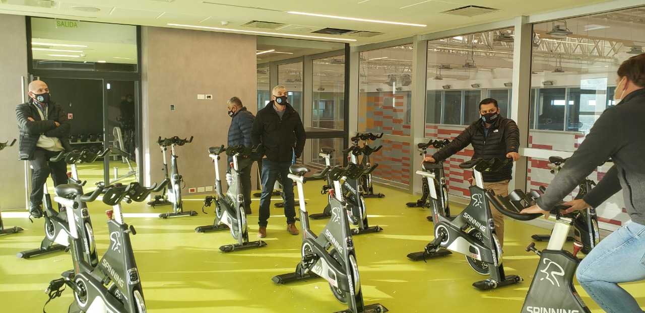 Llugdar supervisó el armado máquinas e insumos en el Gimnasio del Centro de Actividades