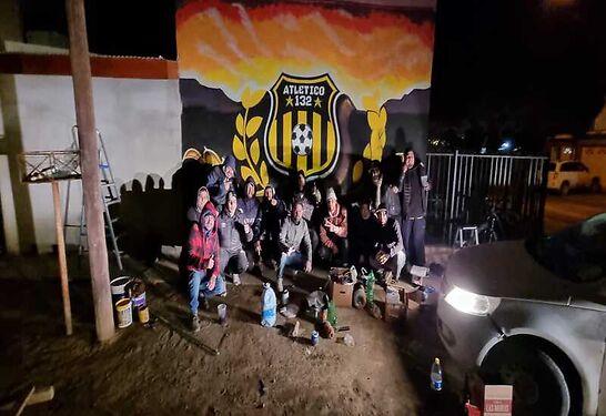 B° 132 Viviendas: jóvenes pintan mural con el escudo del equipo de fútbol del barrio