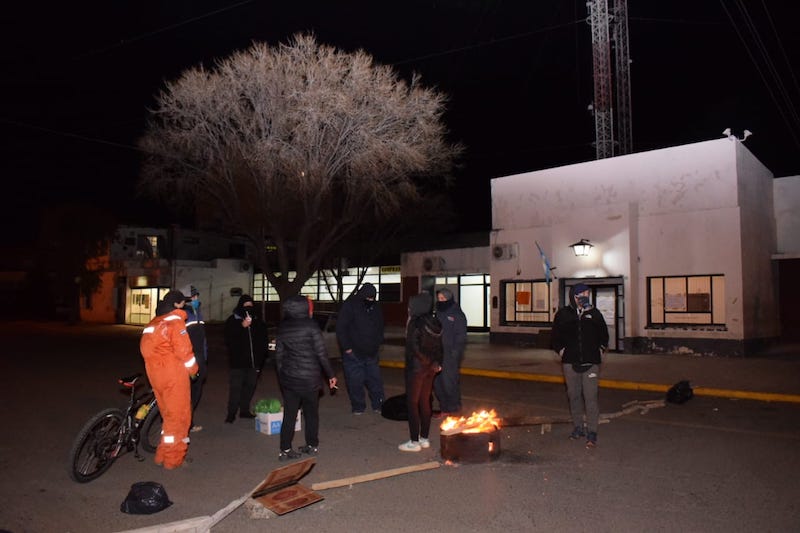 Amaneció el municipio con Cooperativistas quemando cubiertas, cortando calles y reclamando por trabajo