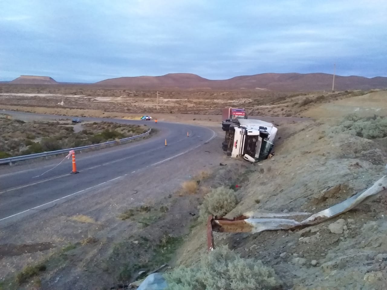 Siguen los accidentes: un camión volcó en la bajada de la calera en el tramo Caleta - Comodoro