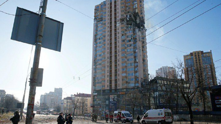 Escalofriante impacto de un misil ruso en un edificio residencial en Kiev