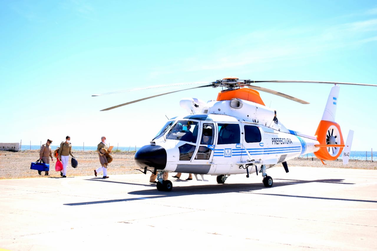 Esta mañana llegó a Caleta Olivia un equipo médico en helicóptero para testear al personal de Prefectura Naval