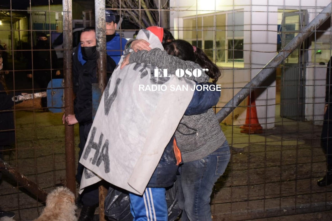 Sin solución al reclamo: los 3 ex contratados se bajaron de la torre de comunicaciones luego de 13 horas de protesta