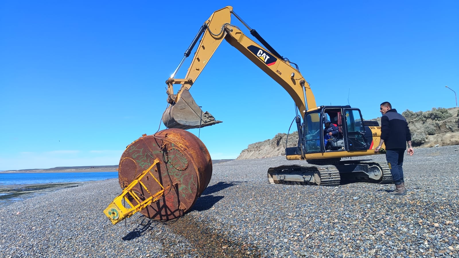 Retiran la boya que había sido arrastrada por una marejada